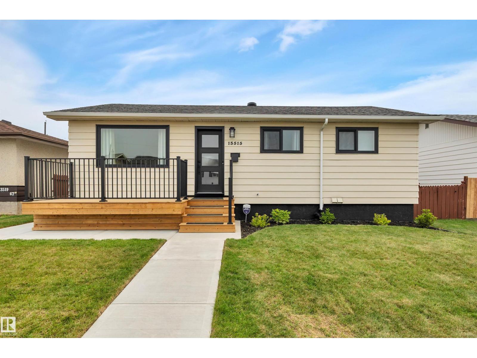 Photo 2 of 13515 67 St Nw, Edmonton AB