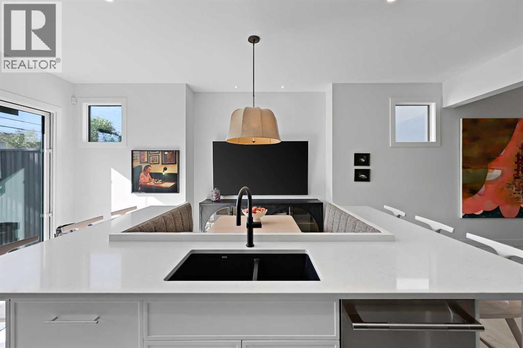 Photo 18 of 435 18 A Street Nw, Calgary AB