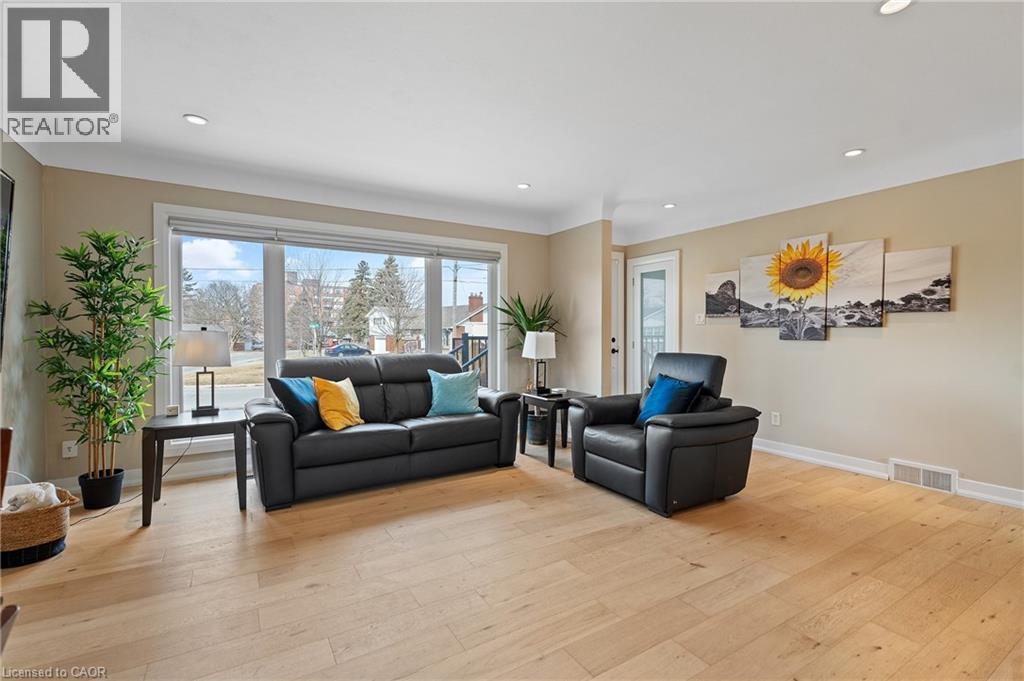 Photo 10 of 28 Dale Avenue, Hamilton ON