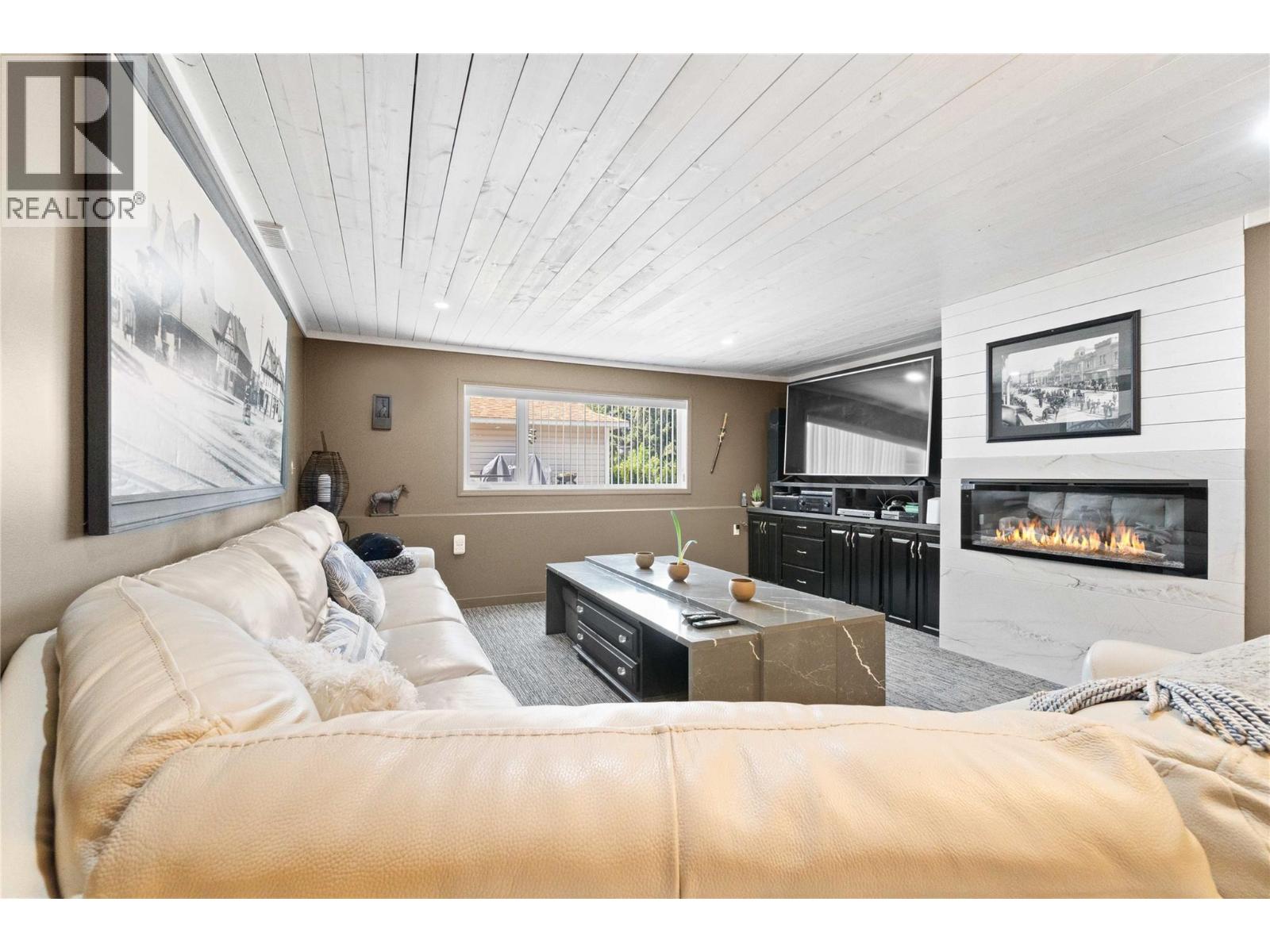 2449 Waverly Place, Blind Bay