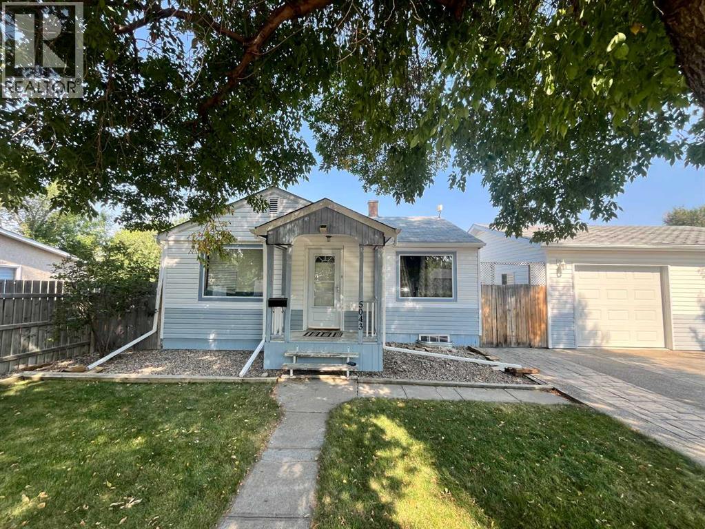 Photo 3 of 5043 44 Avenue, Taber AB