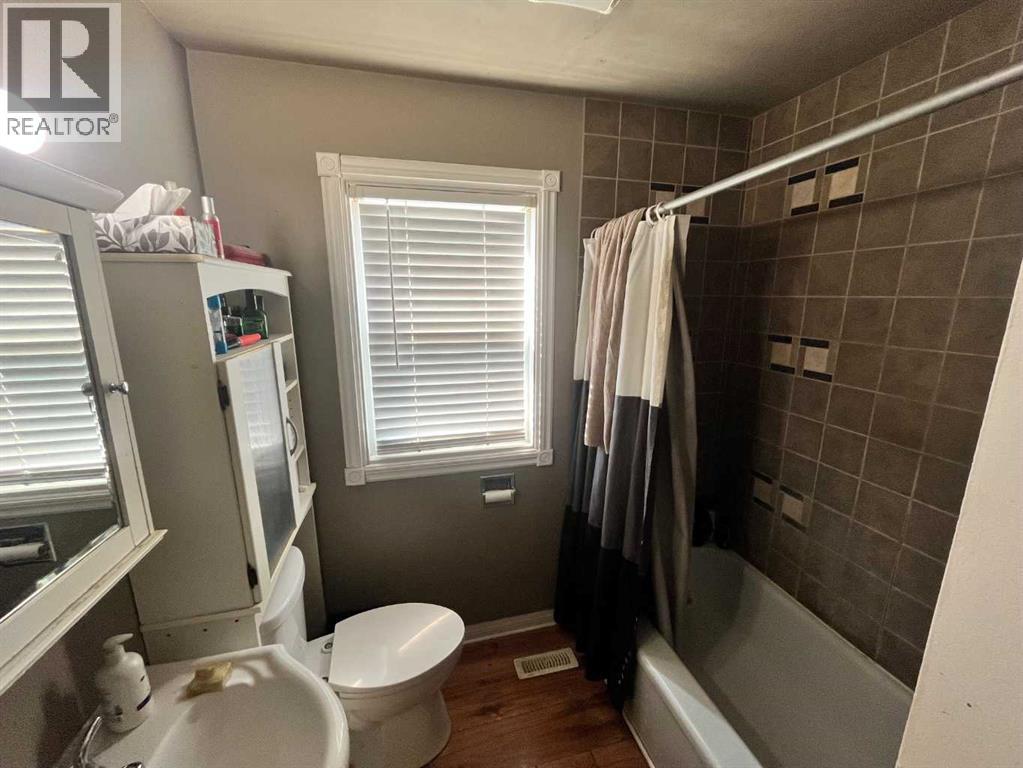 Photo 8 of 5043 44 Avenue, Taber AB