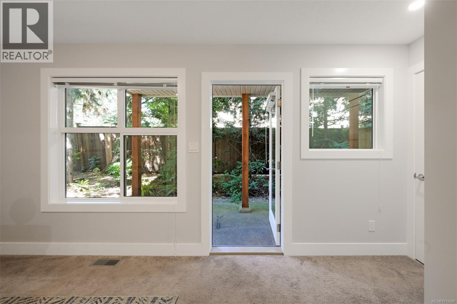Photo 41 of 13 1027 College St, Duncan BC