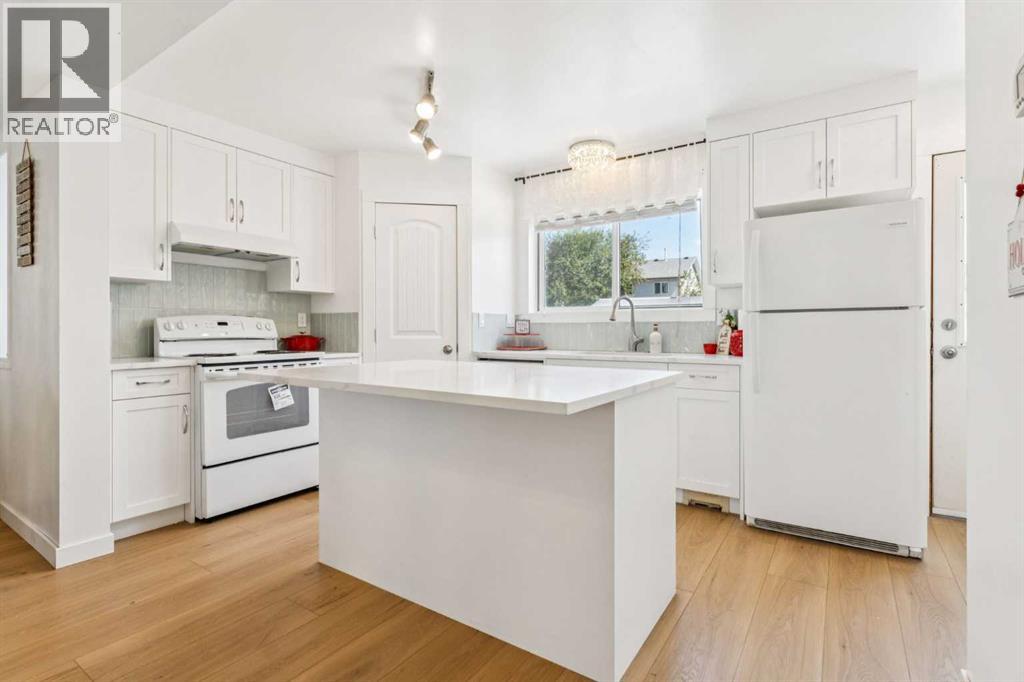 Photo 3 of 159 Country Hills Crescent Nw, Calgary AB
