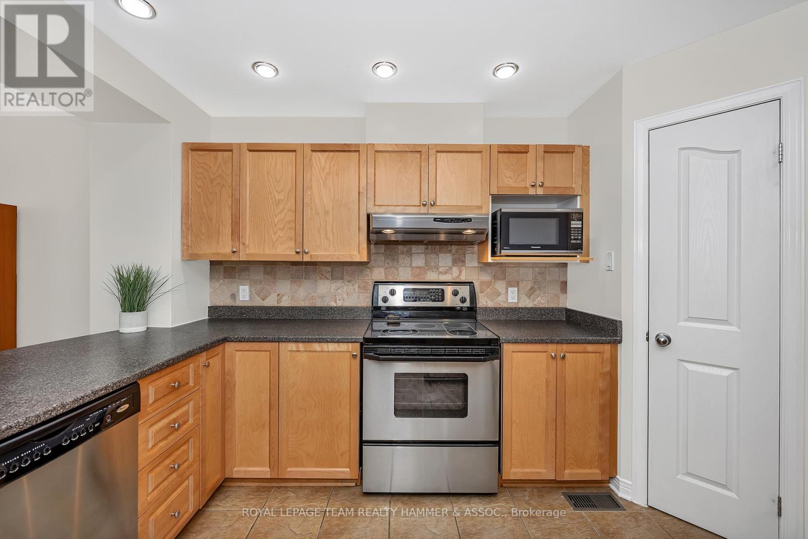 Photo 5 of 682 Wild Shore Crescent, Ottawa ON