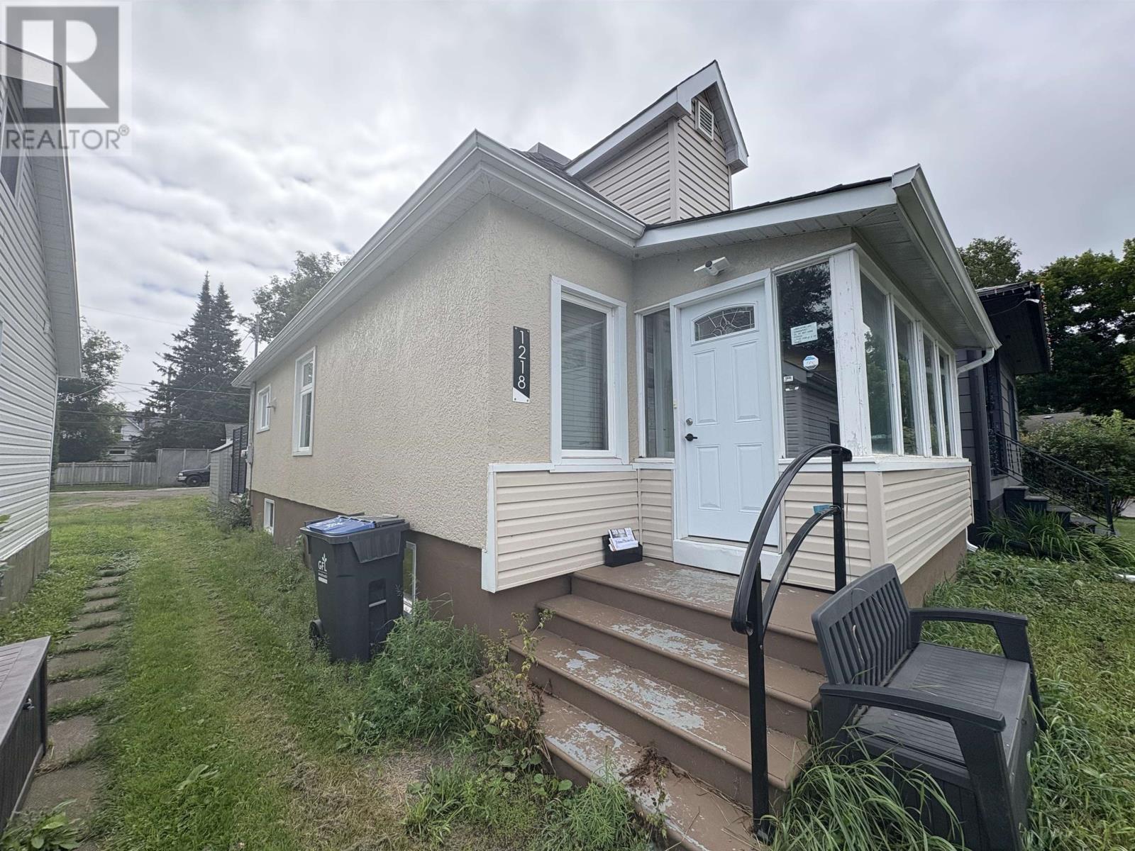 Photo 2 of 1218 Rosedale Ave, Thunder Bay ON