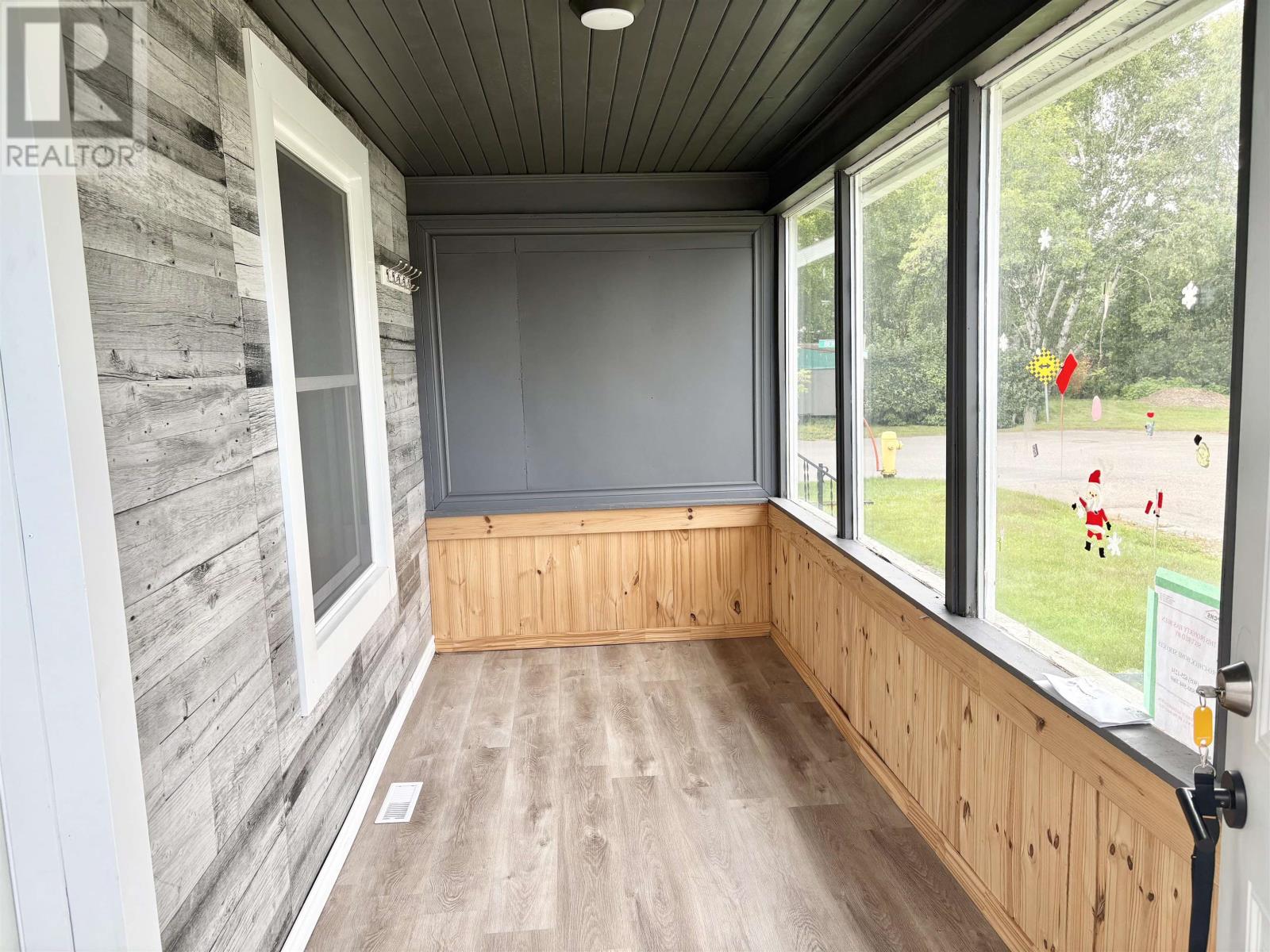 Photo 4 of 1218 Rosedale Ave, Thunder Bay ON