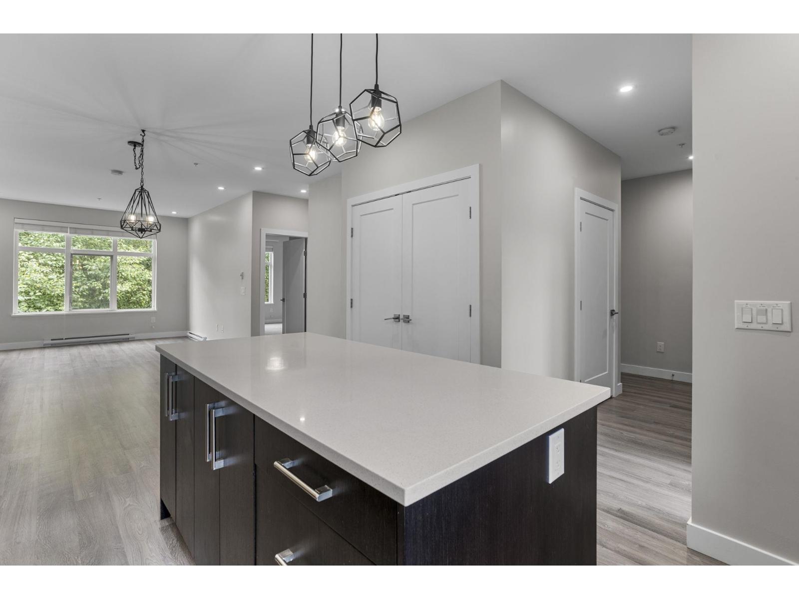 Photo 5 of 306 15436 31 Avenue, Surrey BC