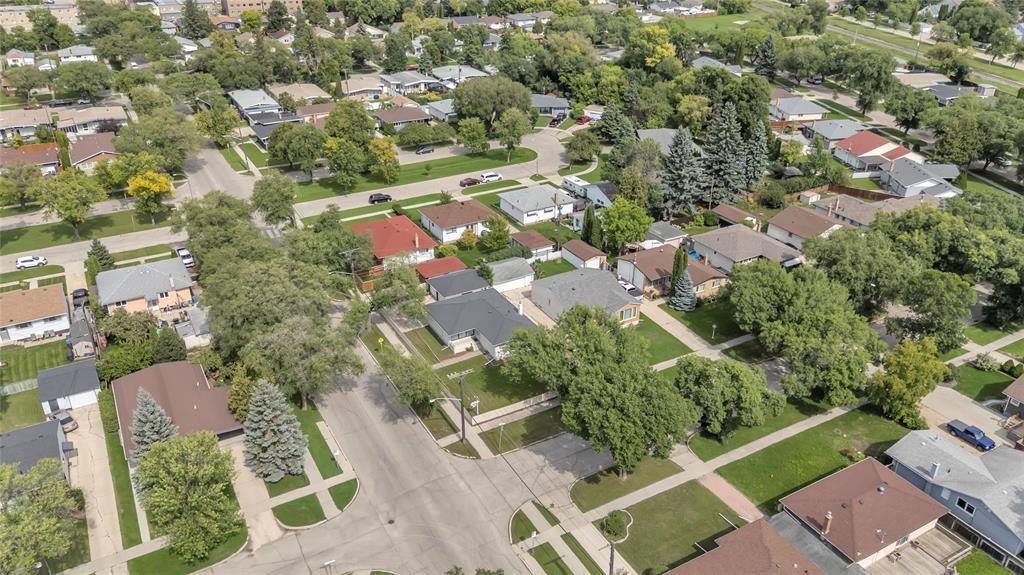 Photo 2 of 1 Primrose Crescent, Winnipeg MB