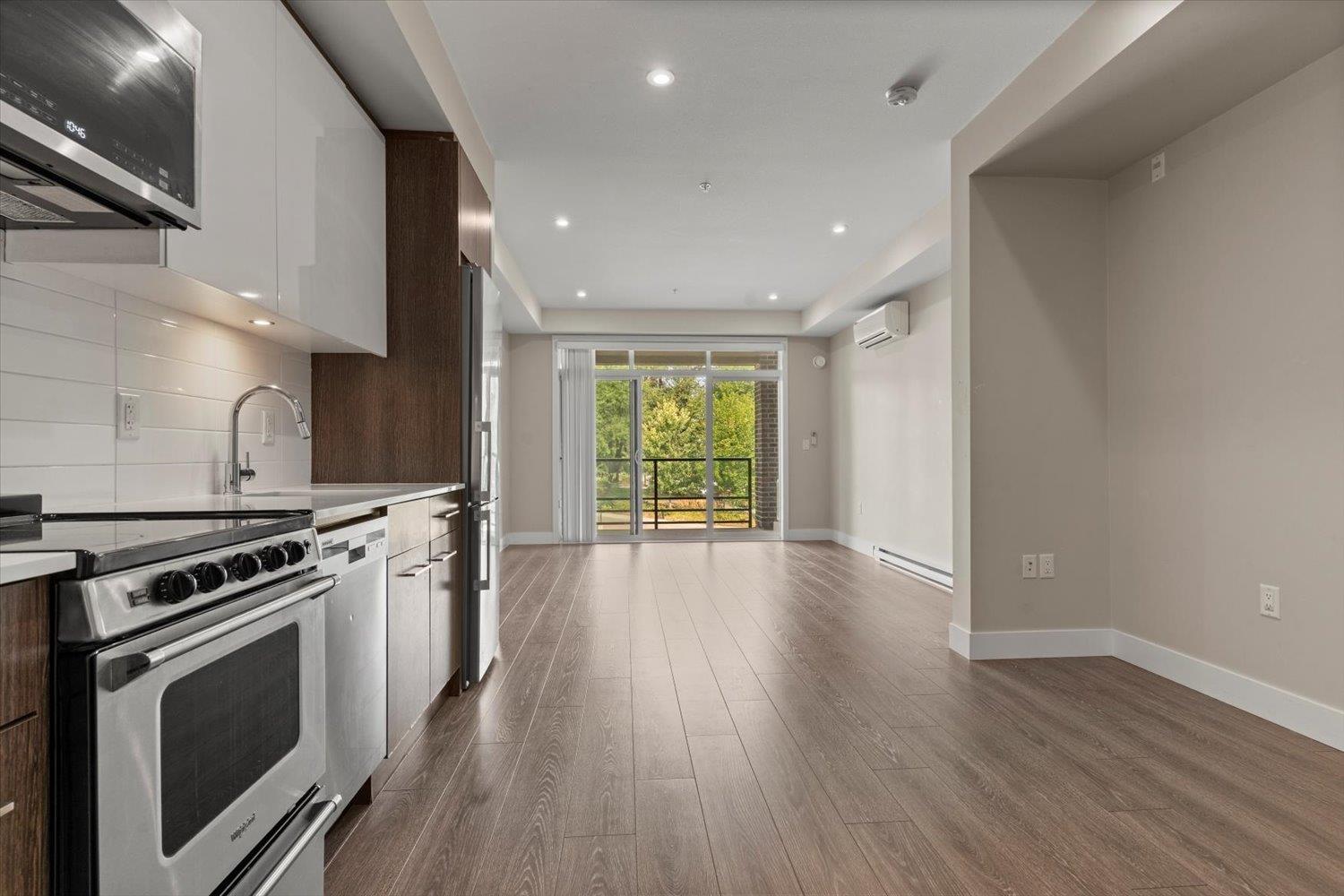 Photo 3 of 202 45510 Market Way Garrison Crossing, Chilliwack BC