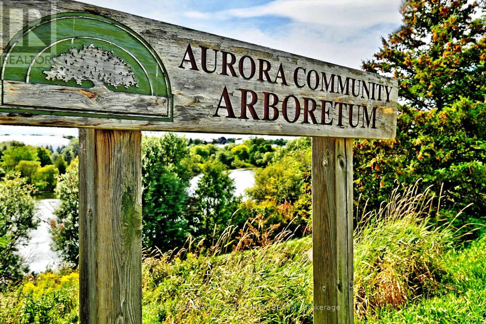 Photo 38 of 79 Mugford Rd, Aurora ON