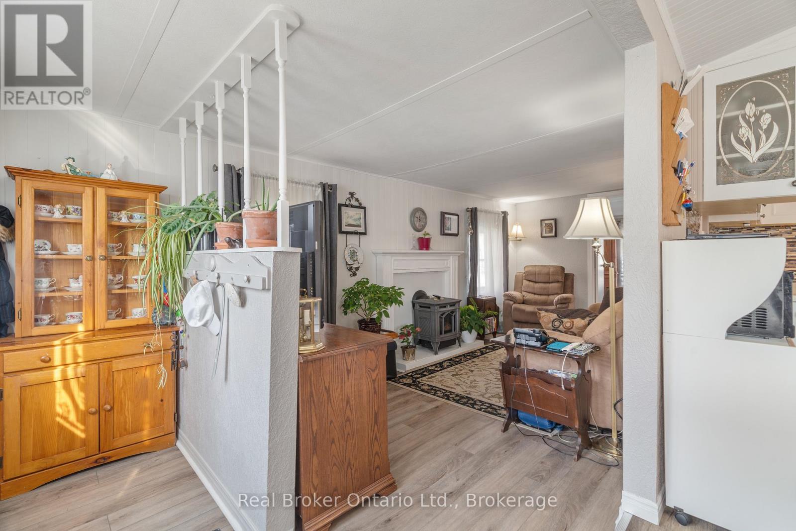 Photo 10 of 524 Poplar Place, Centre Wellington ON