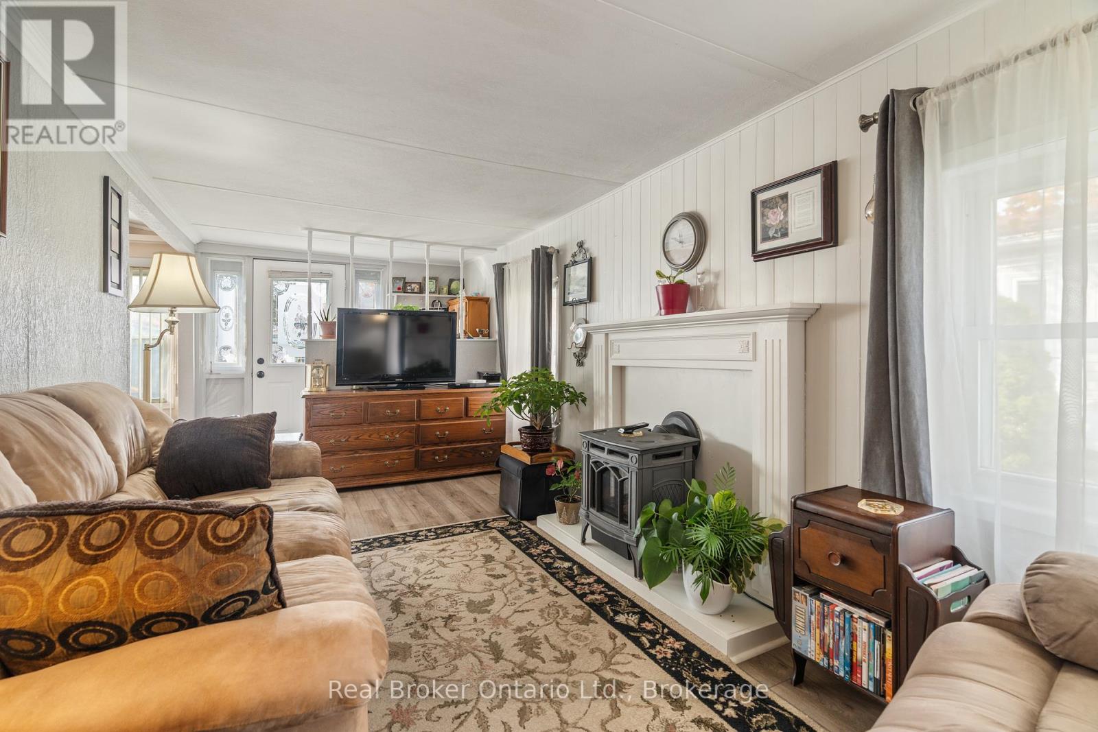 Photo 13 of 524 Poplar Place, Centre Wellington ON