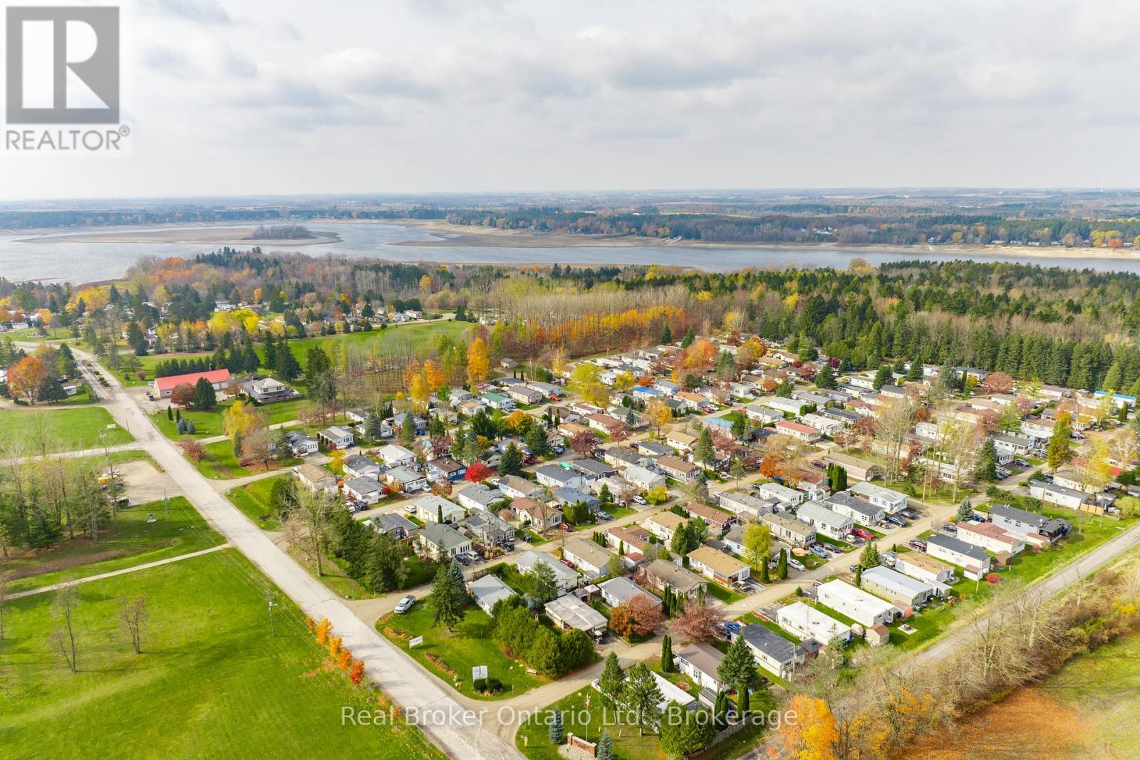 Photo 35 of 524 Poplar Place, Centre Wellington ON