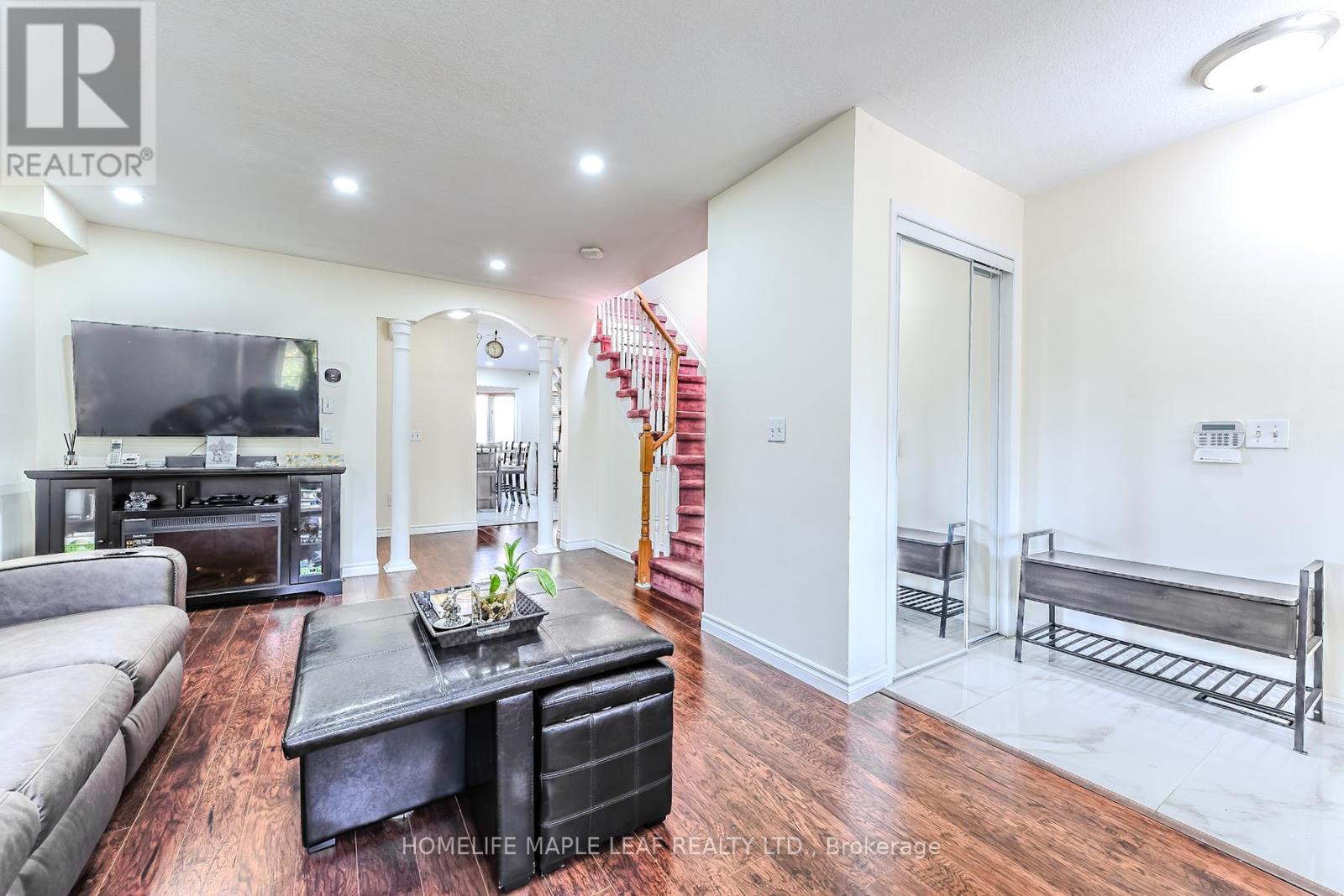 Photo 10 of 45 Seaside Circle, Brampton ON