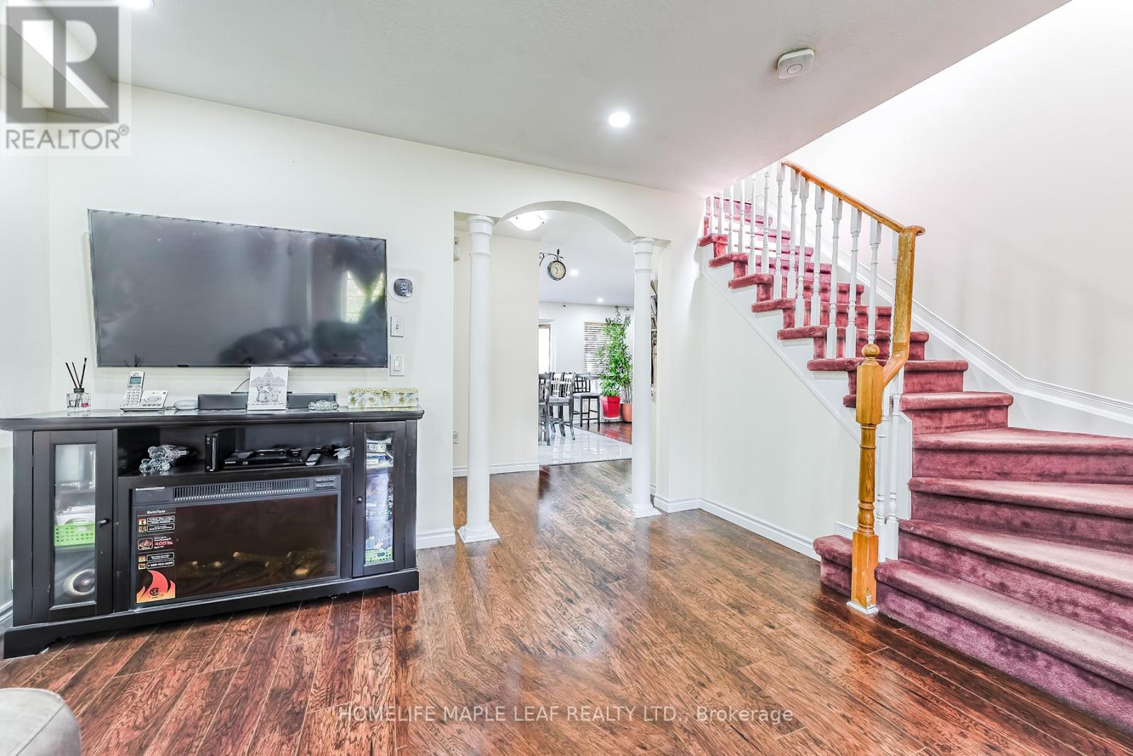 Photo 11 of 45 Seaside Circle, Brampton ON
