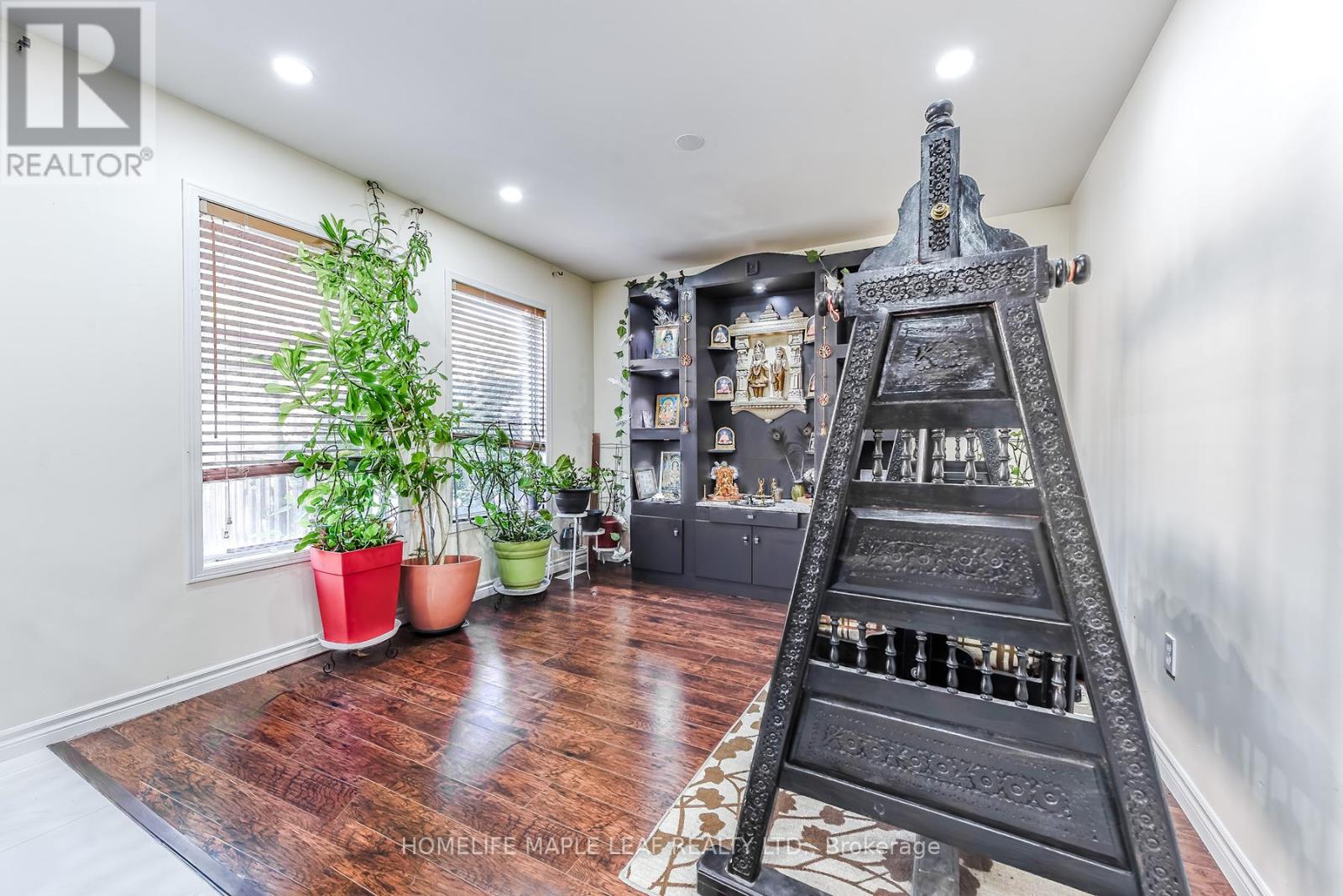 Photo 13 of 45 Seaside Circle, Brampton ON