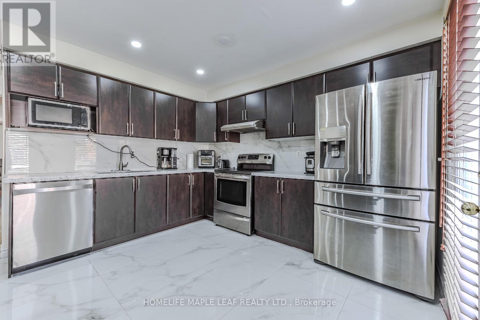 Photo 17 of 45 Seaside Circle, Brampton ON