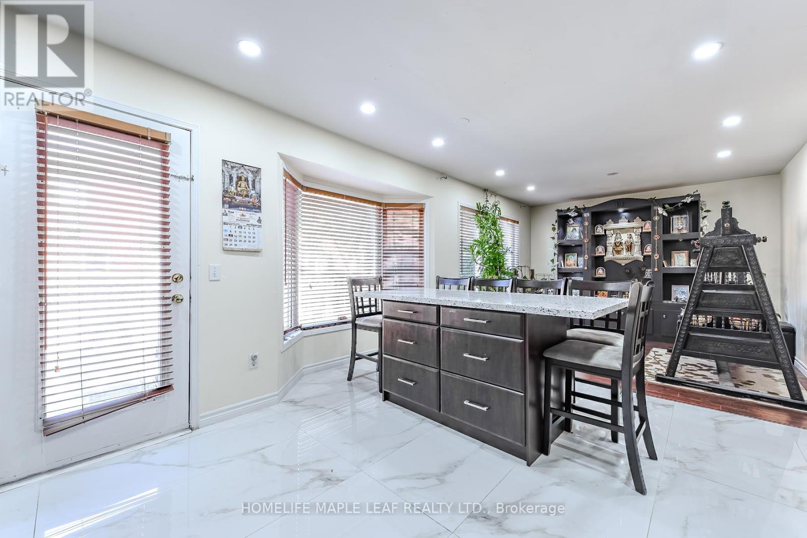 Photo 18 of 45 Seaside Circle, Brampton ON