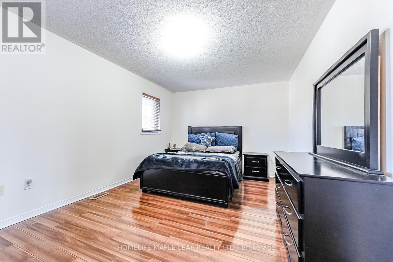 Photo 22 of 45 Seaside Circle, Brampton ON