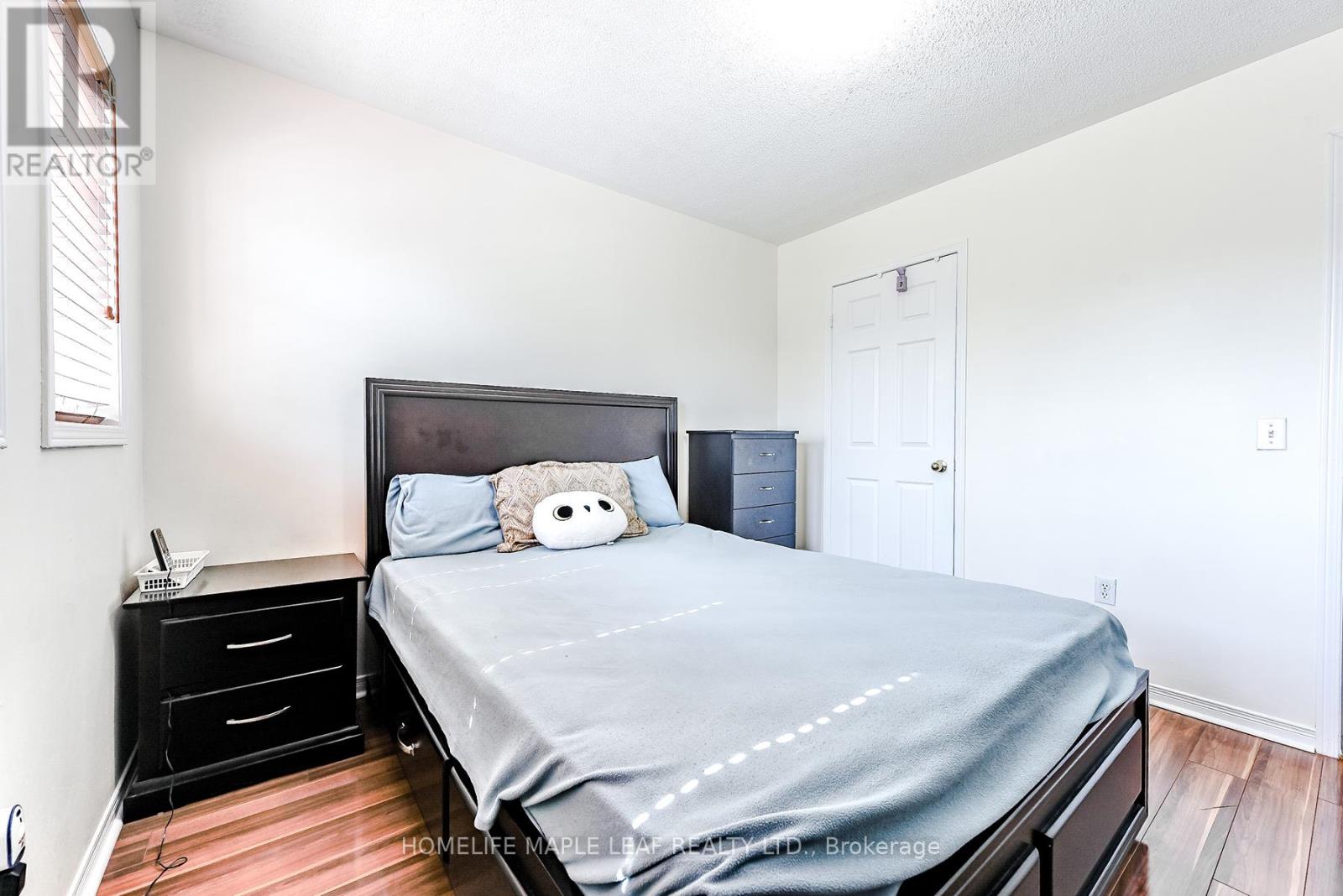 Photo 31 of 45 Seaside Circle, Brampton ON