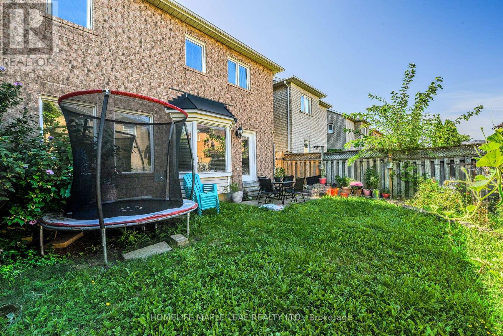 Photo 35 of 45 Seaside Circle, Brampton ON