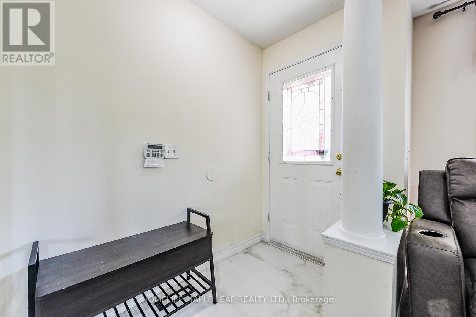 Photo 5 of 45 Seaside Circle, Brampton ON