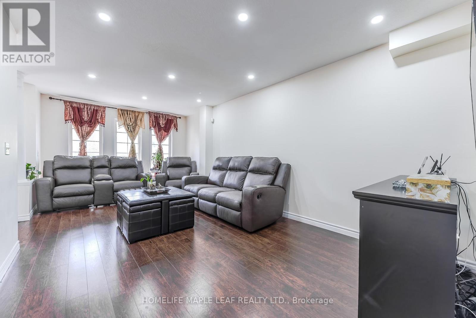 Photo 6 of 45 Seaside Circle, Brampton ON