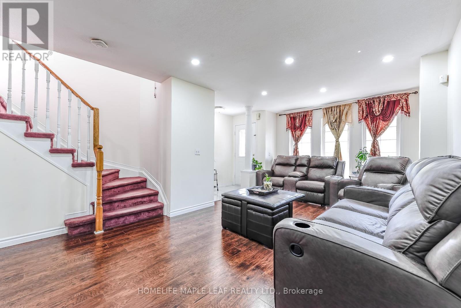 Photo 7 of 45 Seaside Circle, Brampton ON