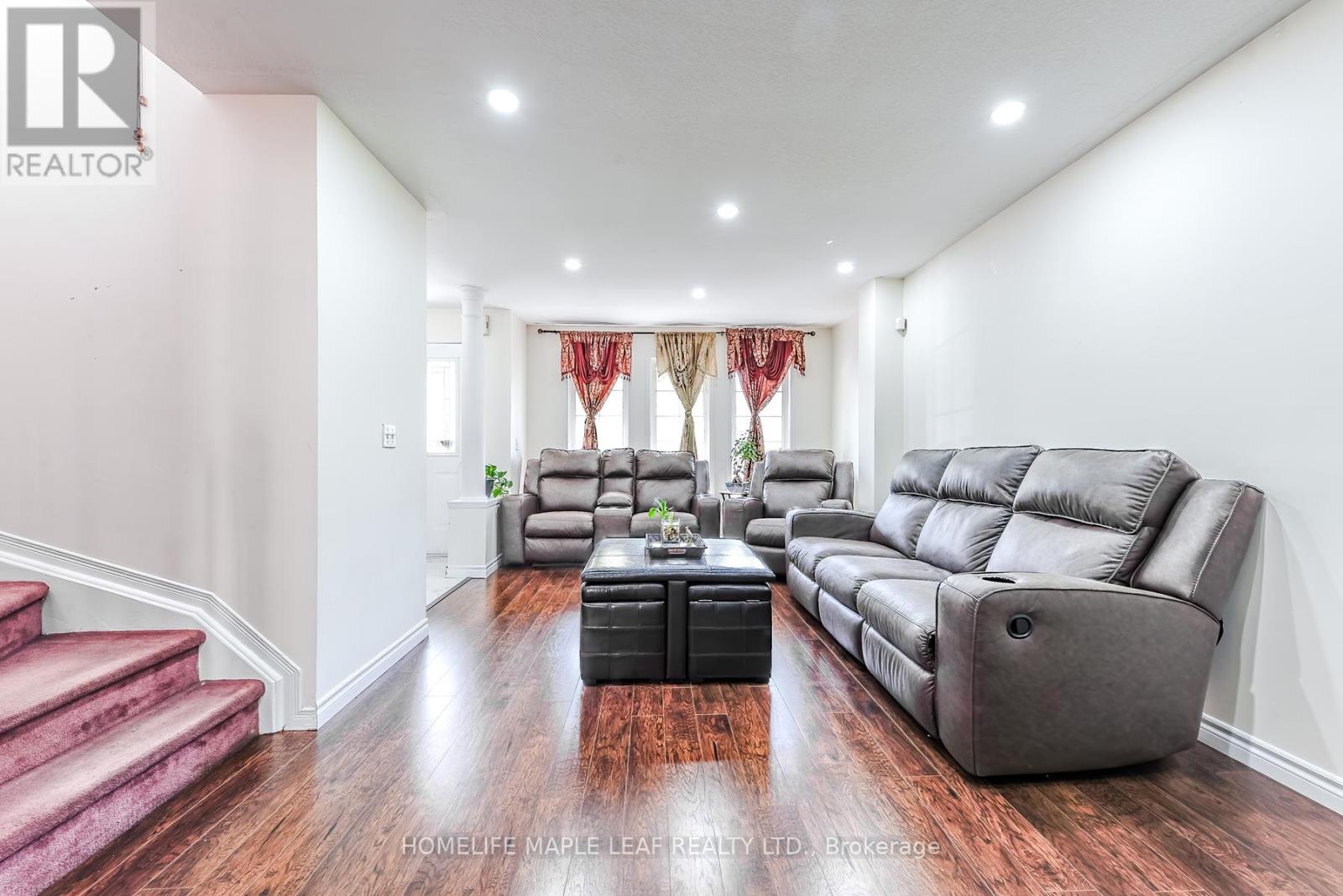 Photo 8 of 45 Seaside Circle, Brampton ON