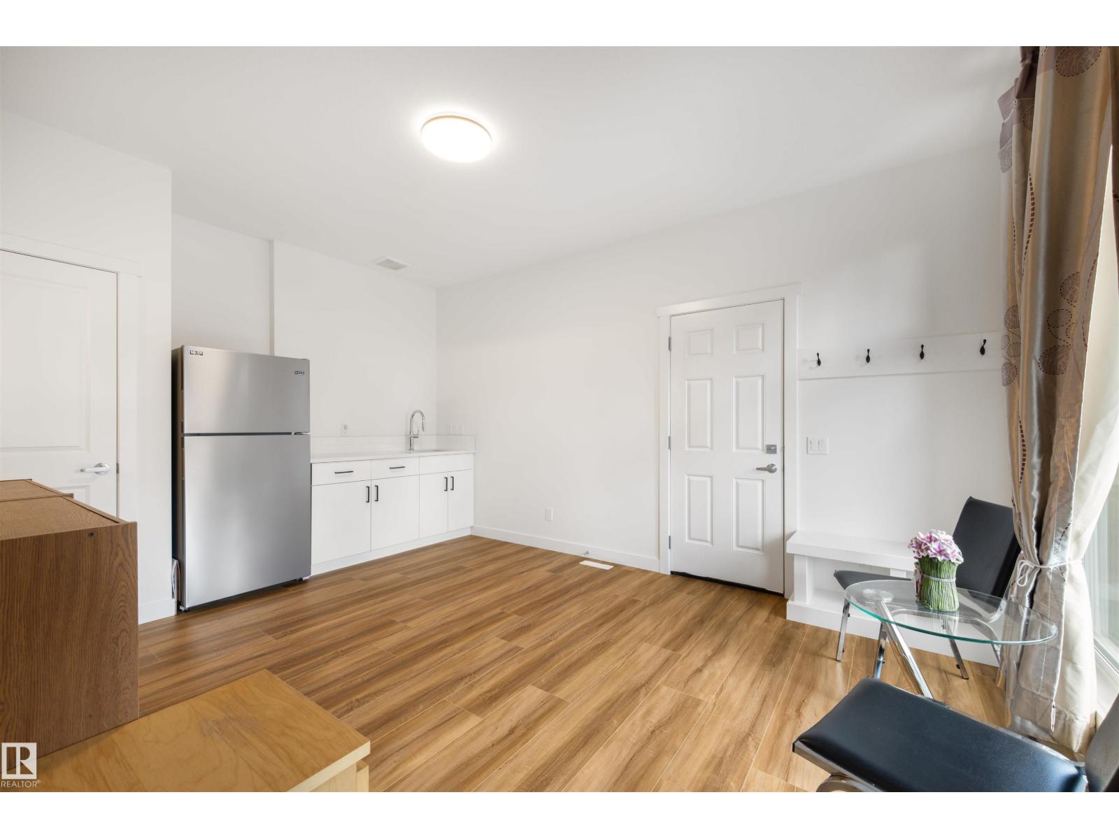 Photo 11 of 10818 68 Av Nw, Edmonton AB