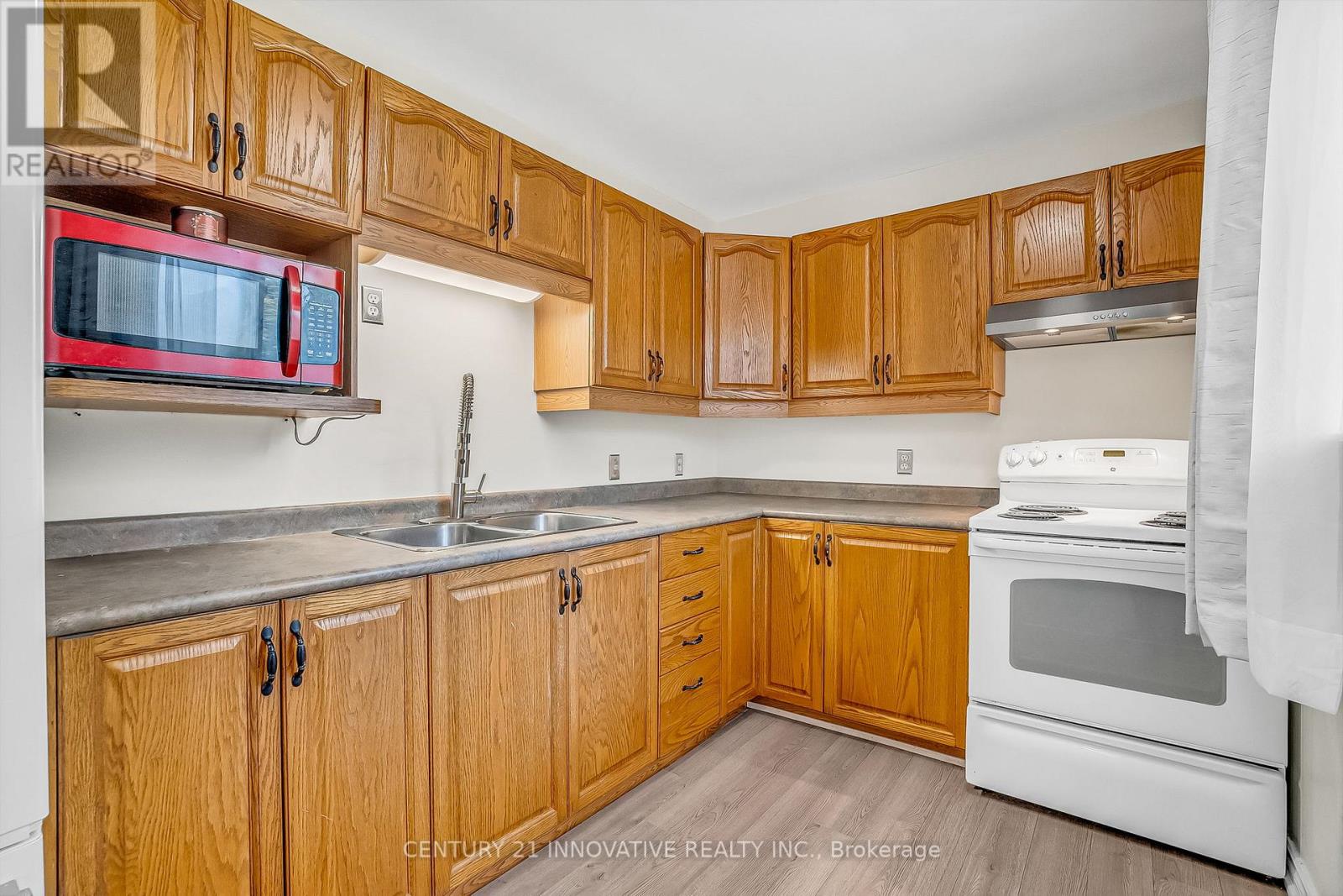 Photo 5 of 612 Simcoe Street, Brock ON