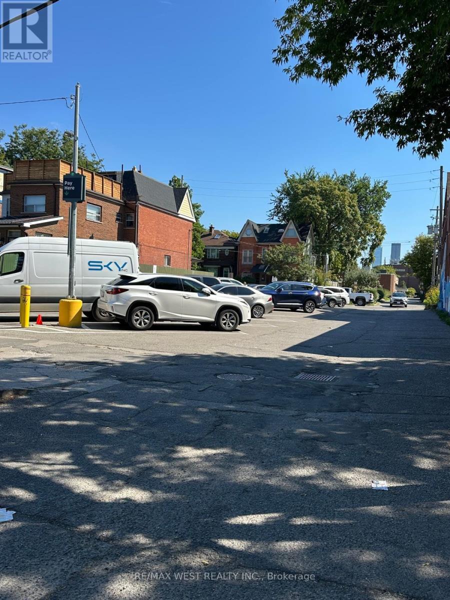 Photo 7 of 658 Bloor Street W, Toronto ON