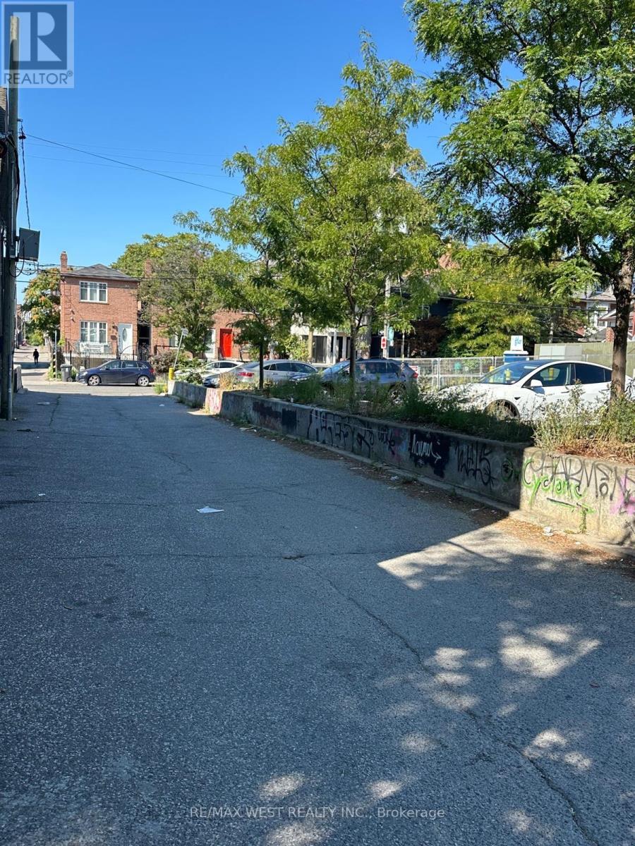 Photo 8 of 658 Bloor Street W, Toronto ON