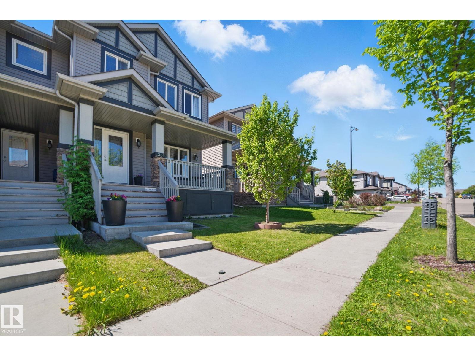 Photo 3 of 1309 30 Av Nw, Edmonton AB