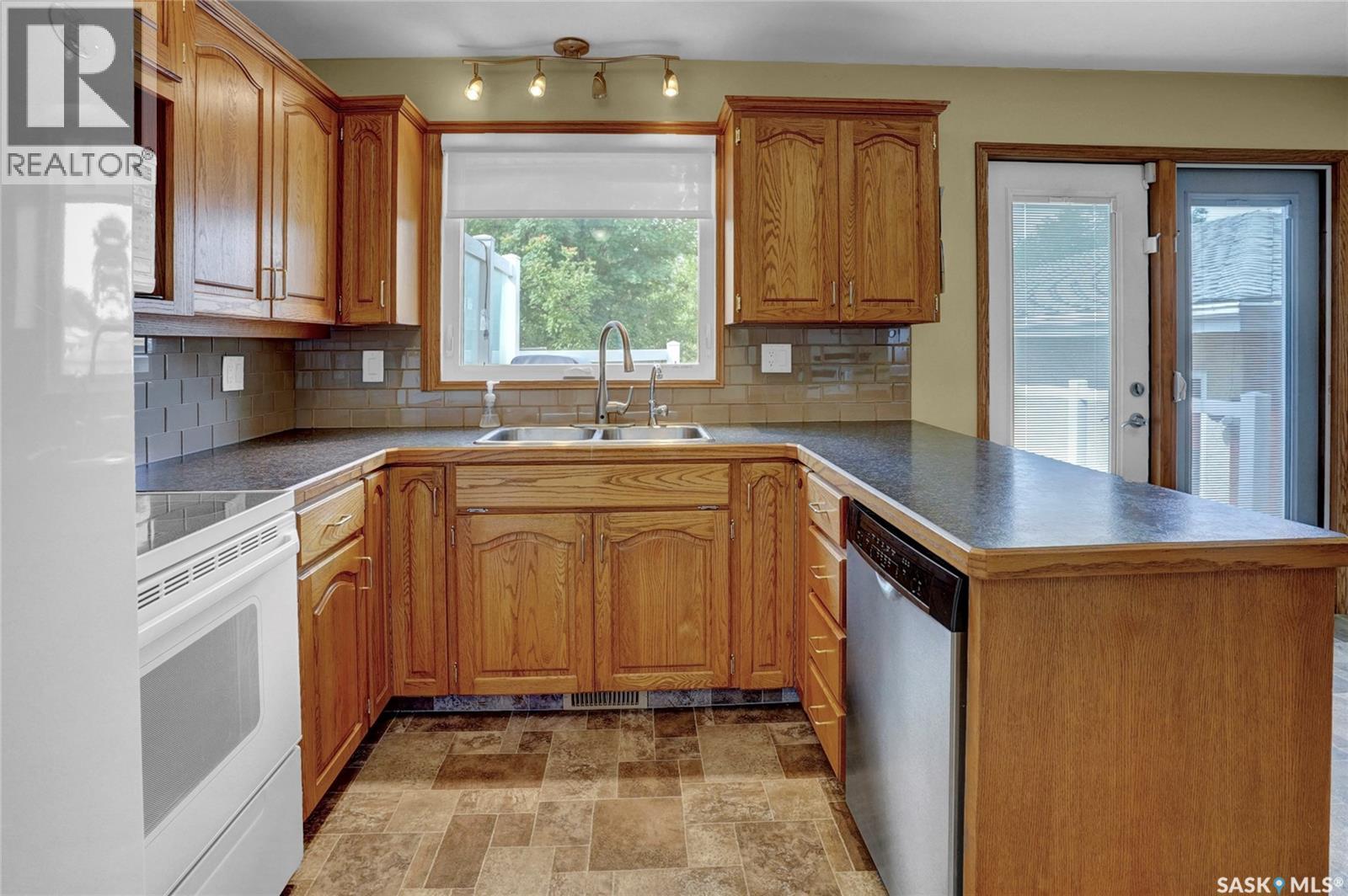Photo 10 of 66 Kennedy Crescent, Regina SK