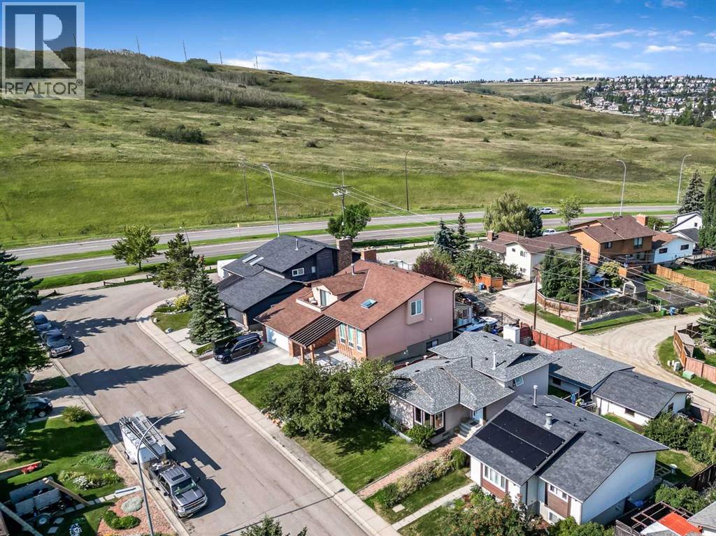 Single Family House 4 Level for Sale in  Beaconsfield Way NW Beddington Heights Calgary 