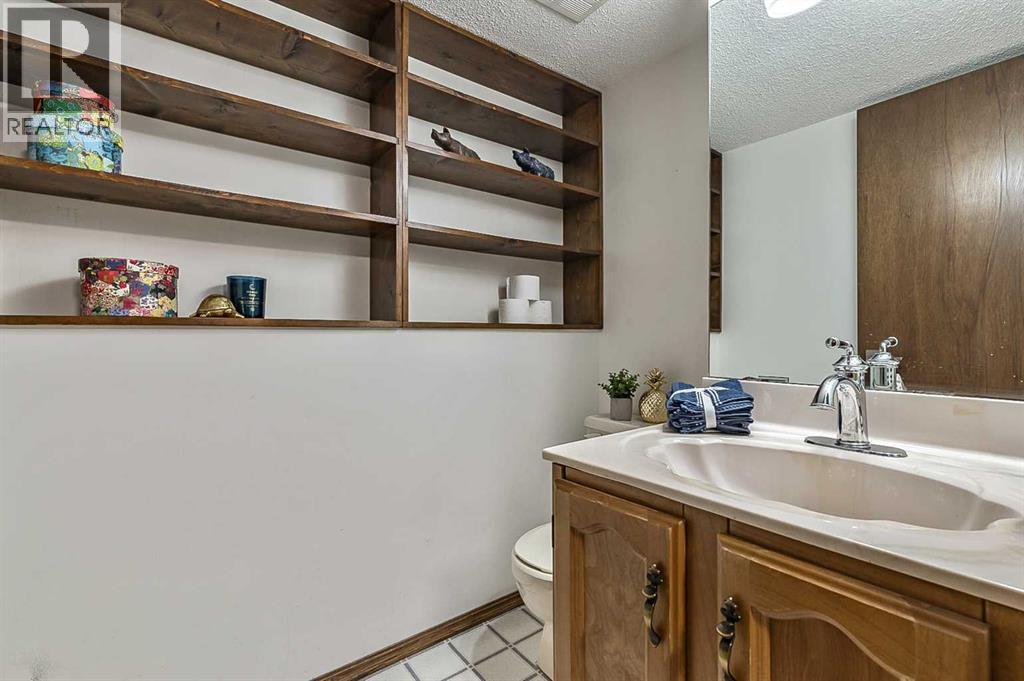 Single Family House 4 Level for Sale in  Beaconsfield Way NW Beddington Heights Calgary 