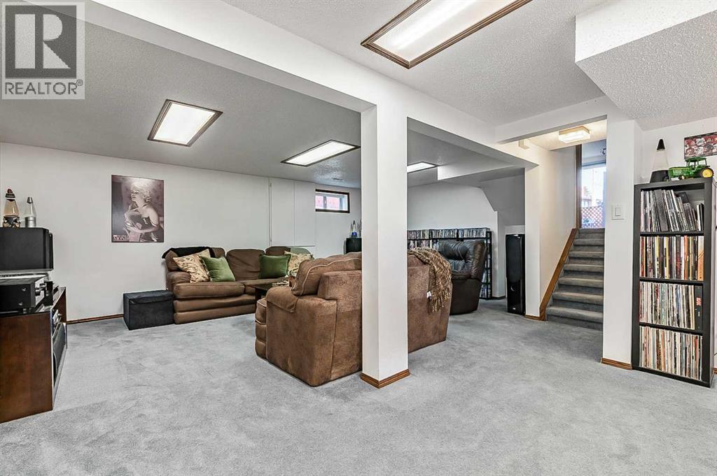 Single Family House 4 Level for Sale in  Beaconsfield Way NW Beddington Heights Calgary 