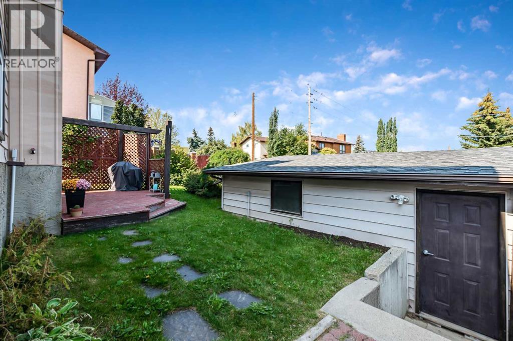 Single Family House 4 Level for Sale in  Beaconsfield Way NW Beddington Heights Calgary 