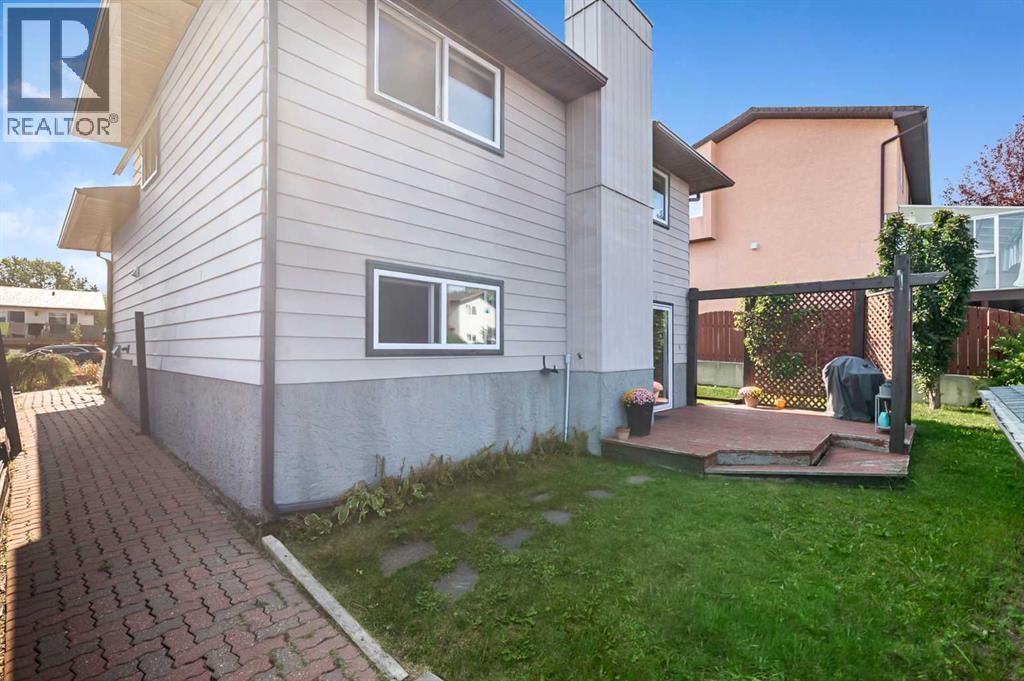 Single Family House 4 Level for Sale in  Beaconsfield Way NW Beddington Heights Calgary 