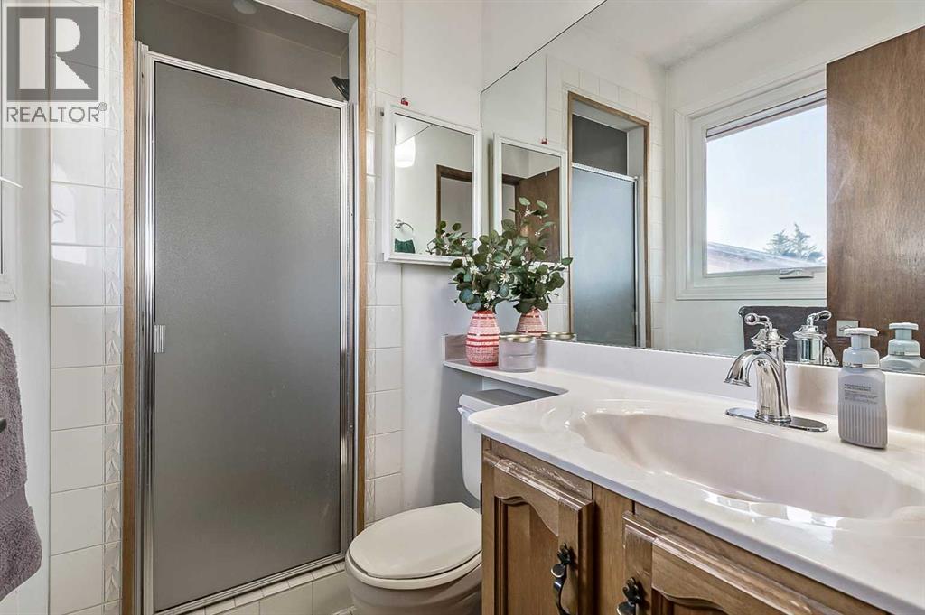Single Family House 4 Level for Sale in  Beaconsfield Way NW Beddington Heights Calgary 