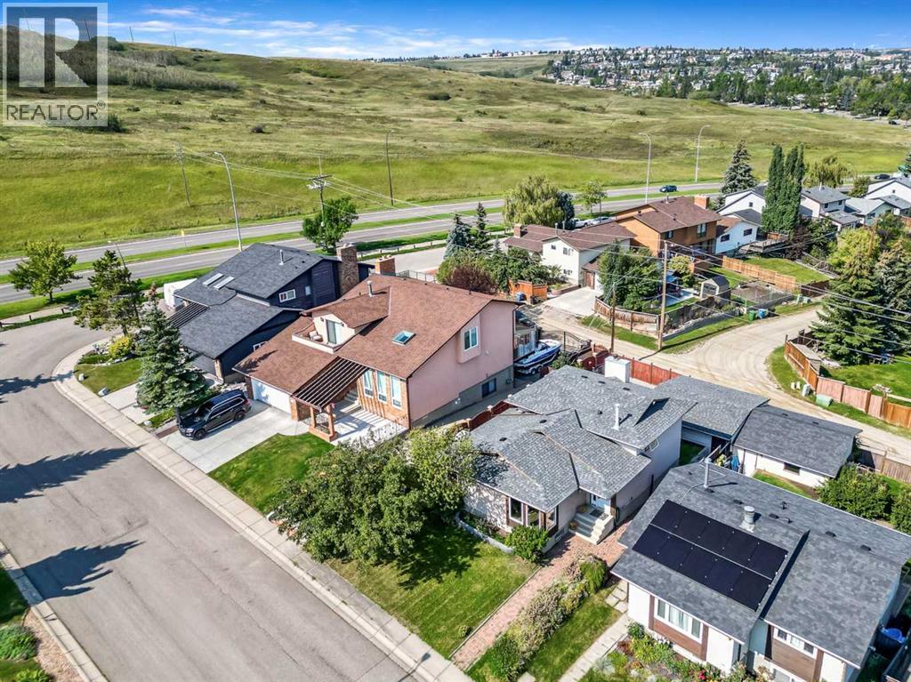 Single Family House 4 Level for Sale in  Beaconsfield Way NW Beddington Heights Calgary 