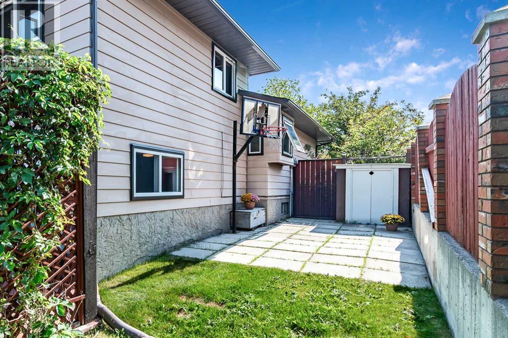 Single Family House 4 Level for Sale in  Beaconsfield Way NW Beddington Heights Calgary 