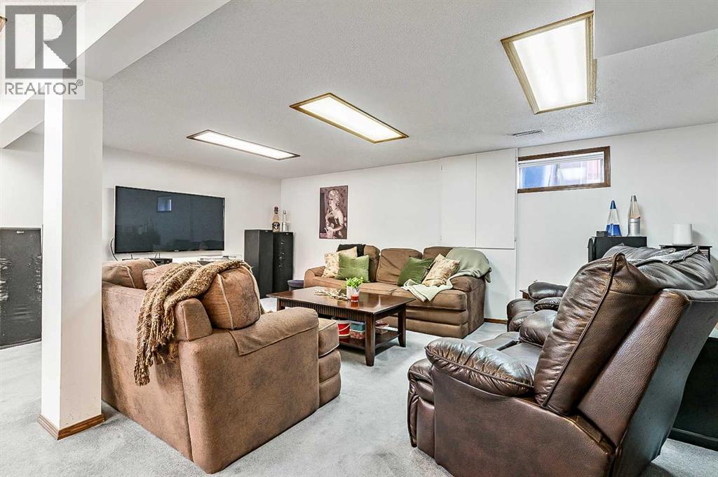 Single Family House 4 Level for Sale in  Beaconsfield Way NW Beddington Heights Calgary 