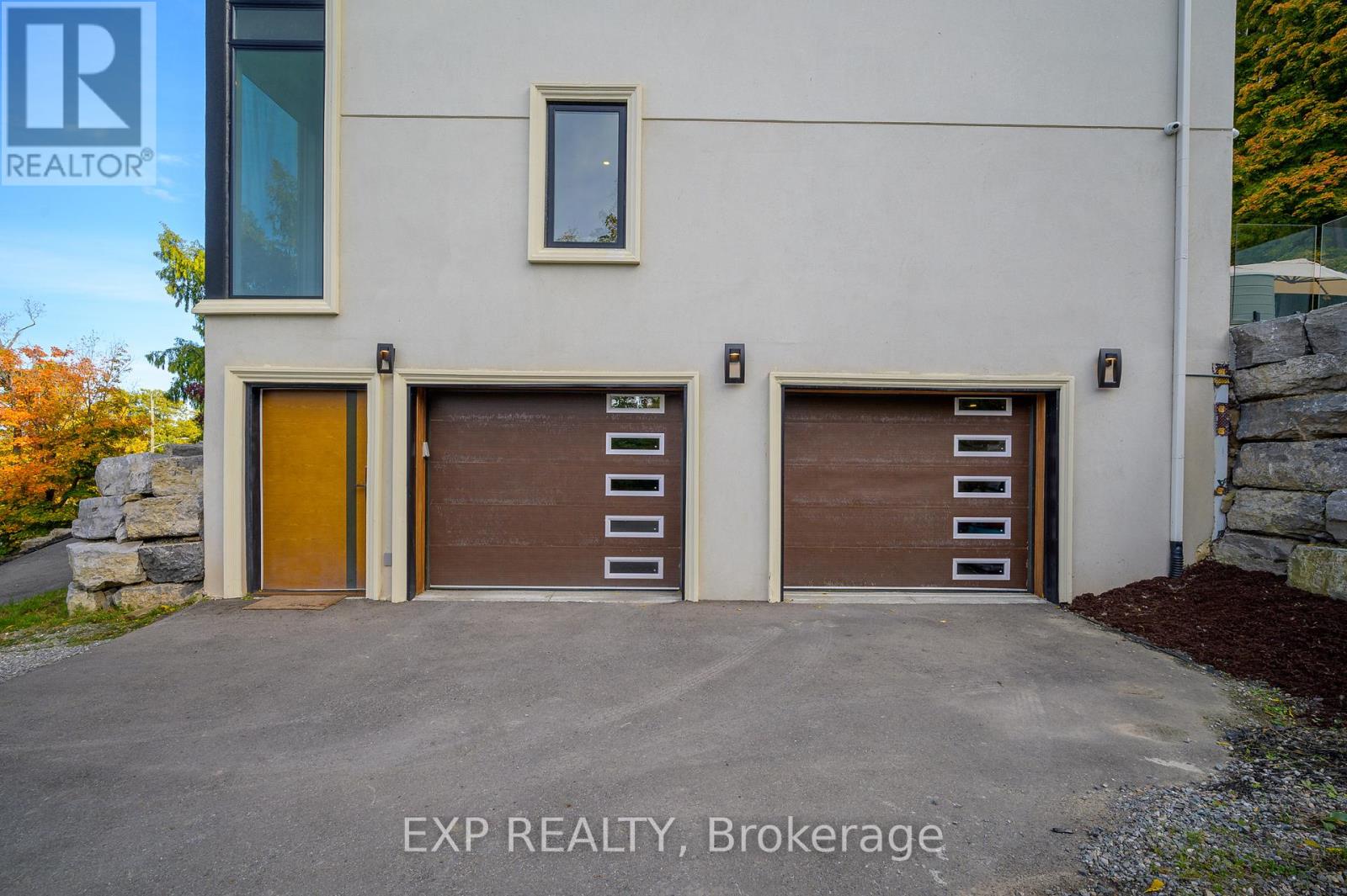 Photo 23 of B 237 Main Street W, Grimsby ON