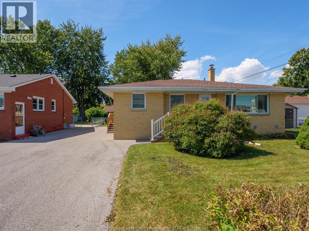 Photo 2 of 14 Fryer Street, Amherstburg ON