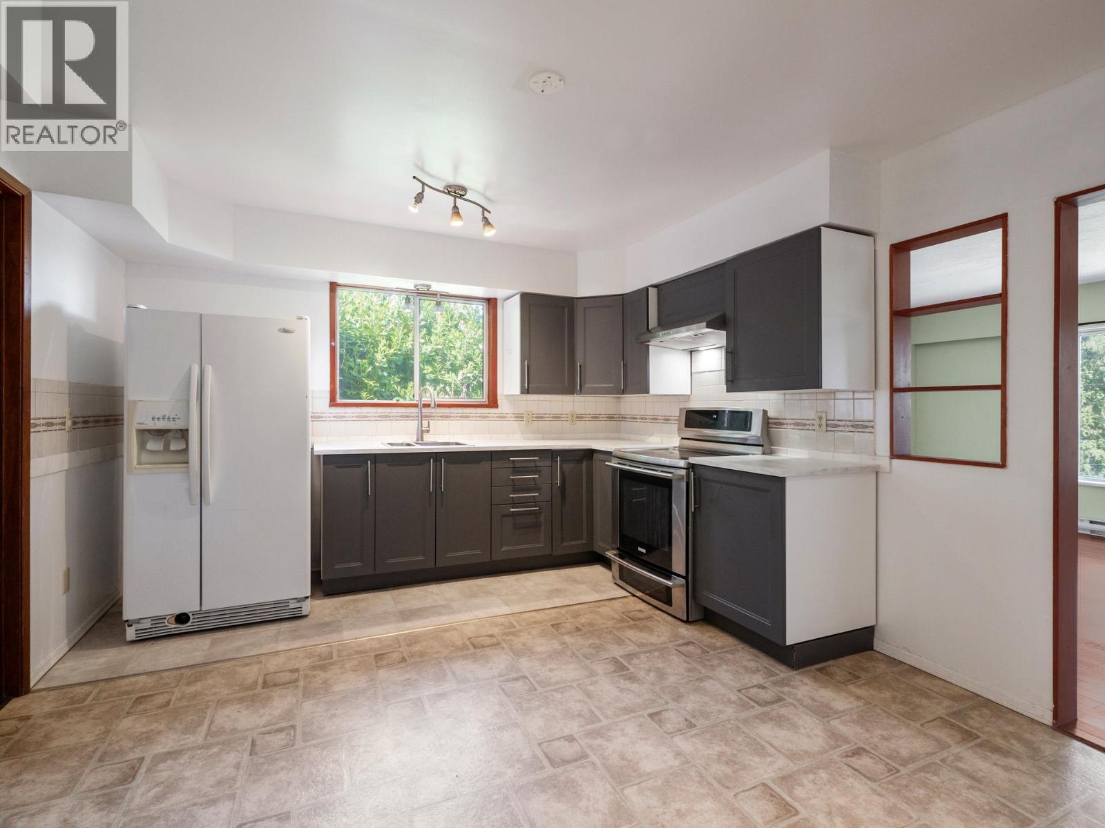 642 GOWER POINT ROAD, Gibsons