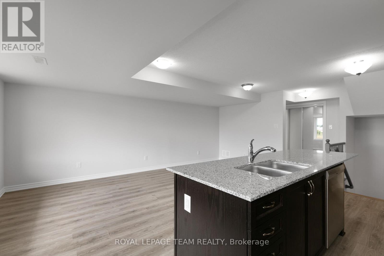 Photo 11 of 75 563 Ozawa Private, Ottawa ON