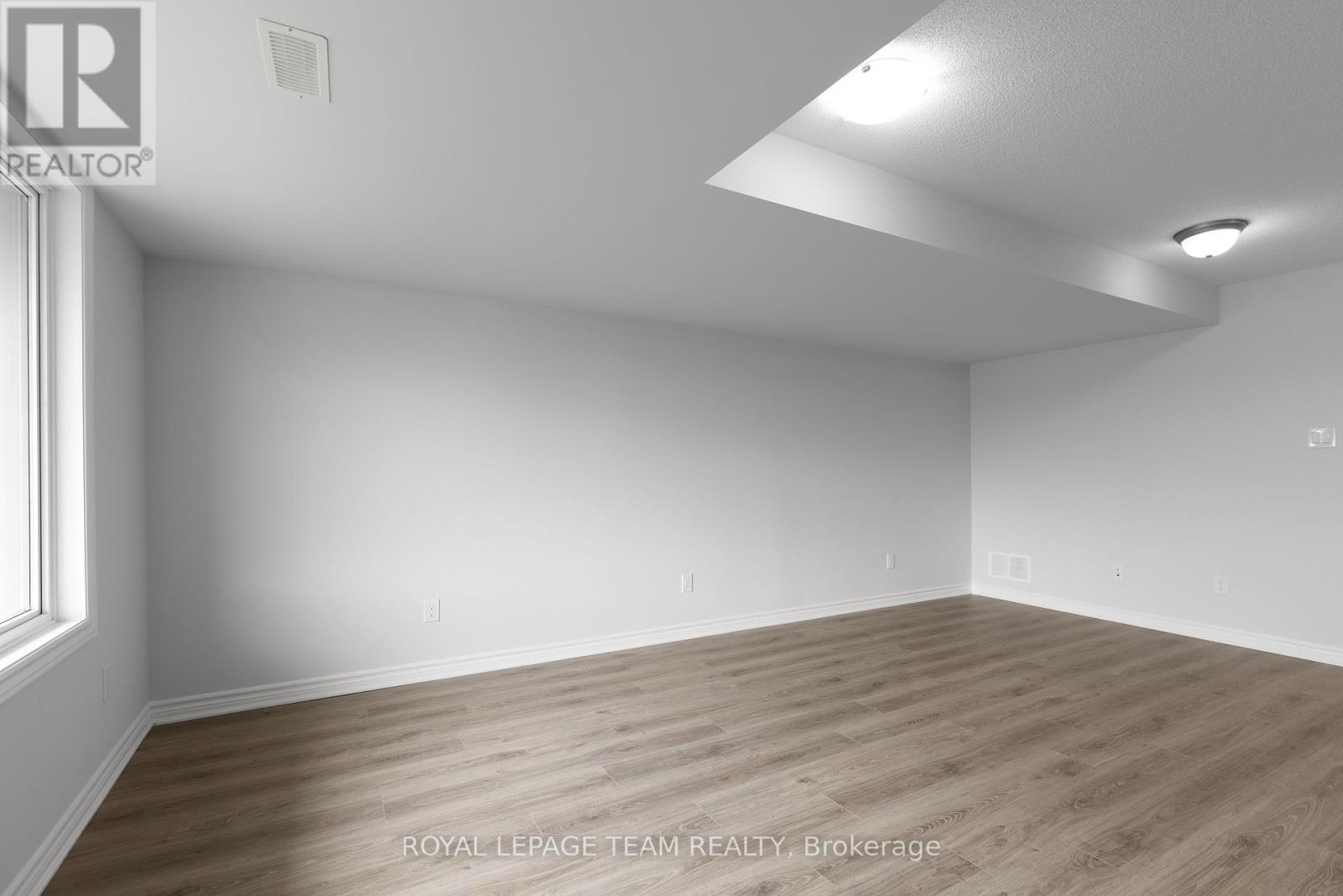Photo 12 of 75 563 Ozawa Private, Ottawa ON